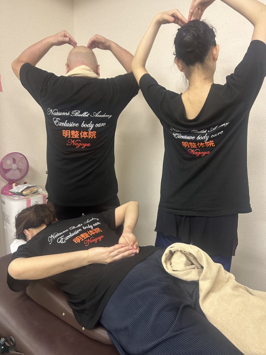 Natsumi Ballet Academy専属ボディケアパートナーとしてダンサーのケアを行う様子(公式ユニフォーム)