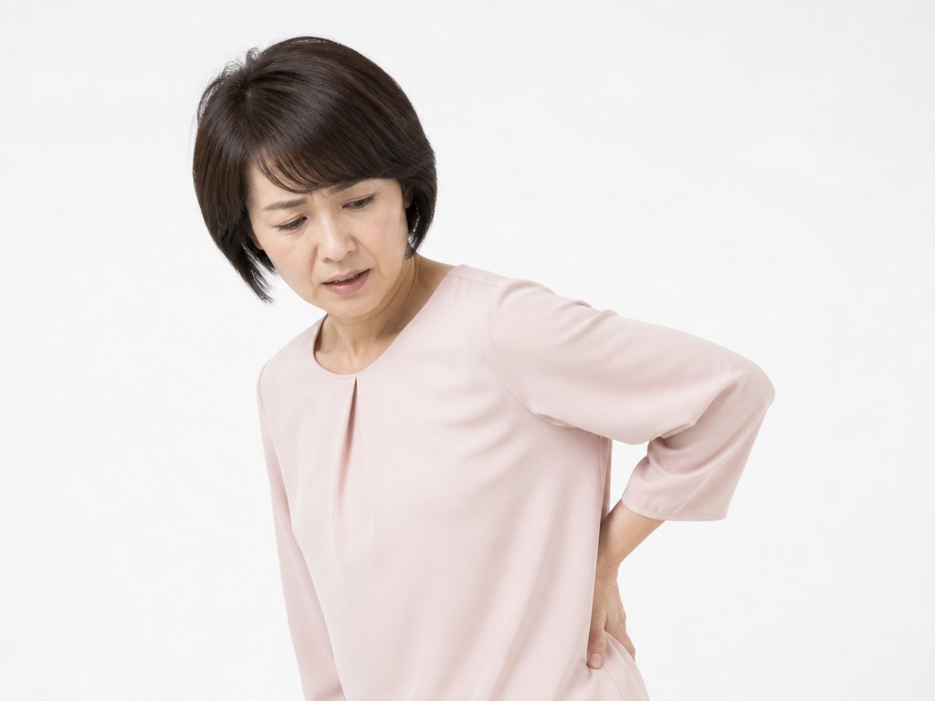 腰から脚の不調を訴える女性（坐骨神経痛・しびれ）