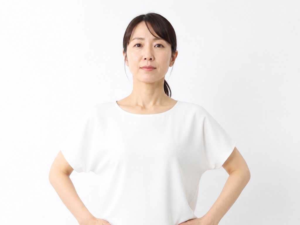 骨盤に手を当てて姿勢を確認する女性（骨盤のゆがみ・姿勢）